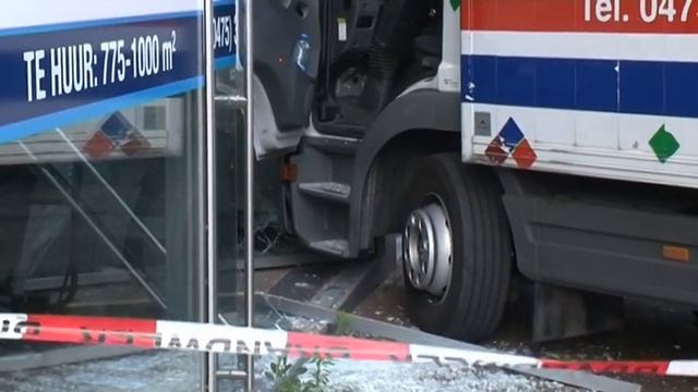 TVEllef: Vrachtwagen rijdt winkel binnen in Roermond смотреть онлайн