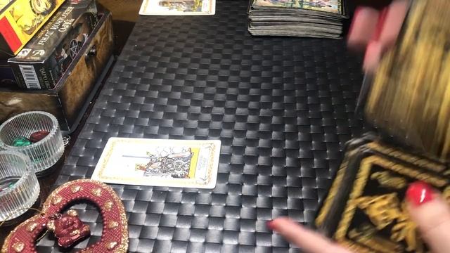 4 королевы. Кто в меня влюблён? Кто не может меня забыть? Как будет действовать? Таро онлайн смотреть онлайн