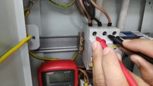 Мультиметрда у́згарувчан 380V 220Vкучланишни у́лчаш. Измерения  переменного  напряжения 380 Вольт