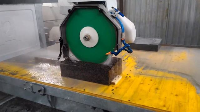 Изготовление элемента бордюра из гранита , предварительная обработка смотреть онлайн