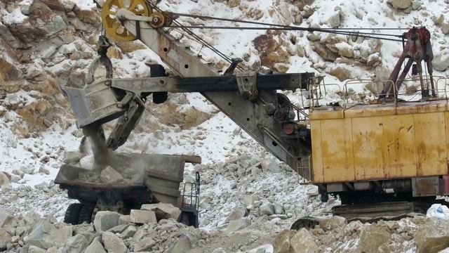 «Добыча кварца» Экскаватор ЭКГ-5А и самосвал БЕЛАЗ-7540 смотреть онлайн