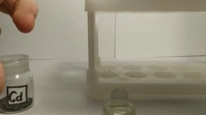 Реакция концентрированной азотной кислоты и порошка кадмия