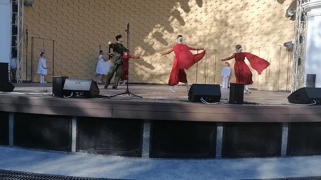 В осеннем парке смотреть онлайн