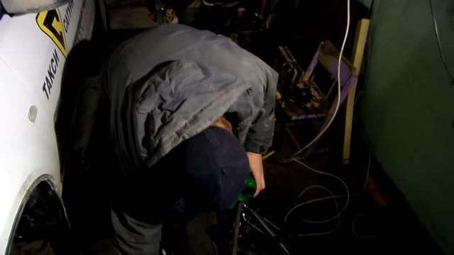 Самодельный нагнетатель масла из пластиковой канистры | Как залить масло в коробку передач. смотреть онлайн