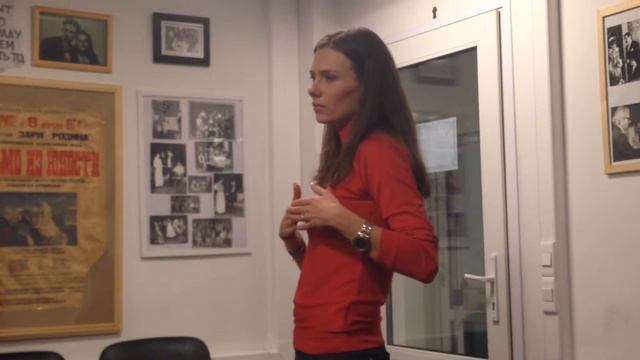 Елена Бурносова читает стихи телом. На актерском мастерстве в Школе Спиркиной смотреть онлайн