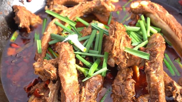 兩兄弟今天吃“鐵鍋燉豬排”，12斤排骨鐵鍋燉入味，手抓啃痛快【鐵鍋視頻】