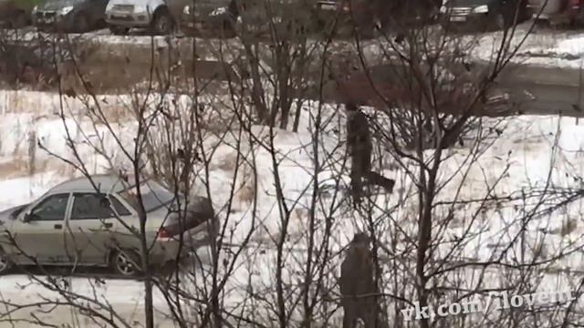 На проходной УВЗ сливают бензин (05.02.2018) смотреть онлайн