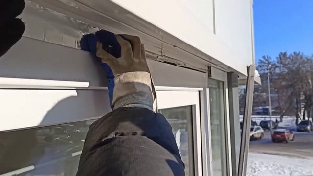 Установка фрамужного окна со створкой в фасадное остекление ФОКа с автовышки по ГОСТу смотреть онлайн