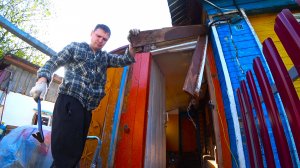 НАЧАЛИ ОБШИВАТЬ СТЕНУ В СТАРЕНЬКОМ ДОМЕ. С уткой снова проблемы.