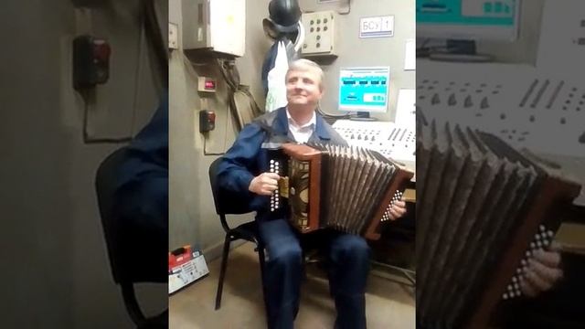 Пётр Каган ,водитель погрузчика наяривает на гармони!!! смотреть онлайн