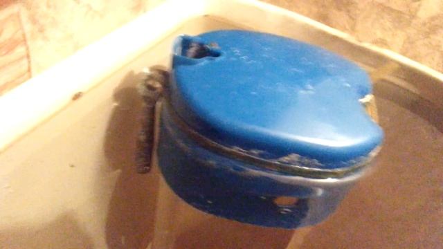 Залипает поплавок в бачке унитаза смотреть онлайн