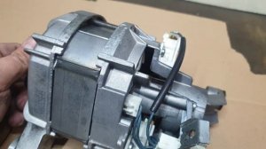 Стиральная машина БОШ открывает клапана и льёт воду во время отжима.