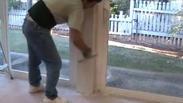 Applying Sheetrock Mud To A Column