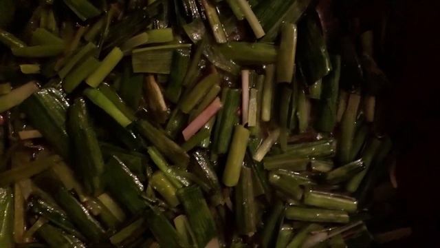 Тушеные ( жареные )листья и стебли молодого чеснока. смотреть онлайн