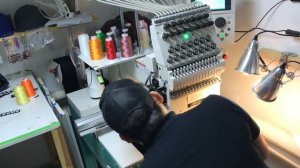 Машинная вышивка 3D  на кепках, бейсболках. как правильно вышивать на бейсболке