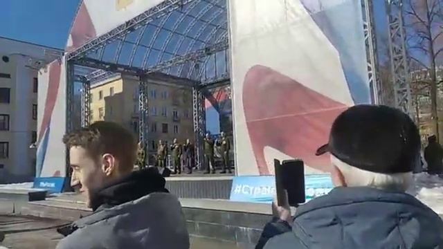 Ансамбль "Высота 20.13" выступает на Крымской весне в Кирове смотреть онлайн