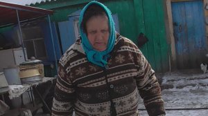 Баба заходит в дом