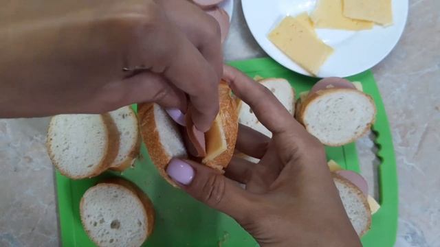 Гренки - кармашки с колбасой и сыром смотреть онлайн