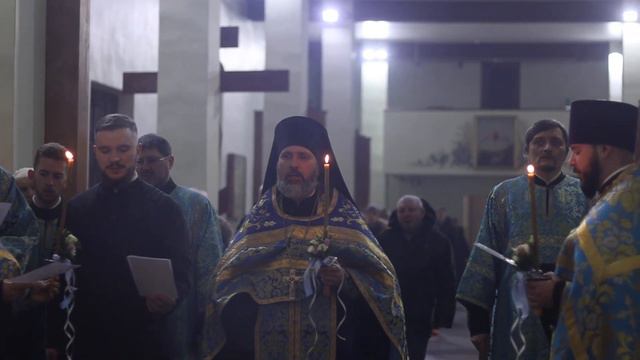 Велича́ем тя, Живода́вче Христе́, и чтим Пречи́стую Ма́терь Твою́...