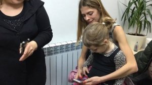 Как ребенку прокалывают уши пистолетиком