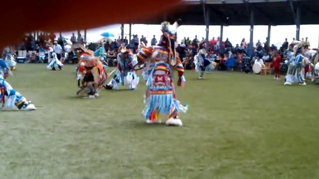 Men's ol style grass dance at Hinckley 2015 смотреть онлайн