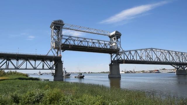 Как разводят Старый мост в Астрахани