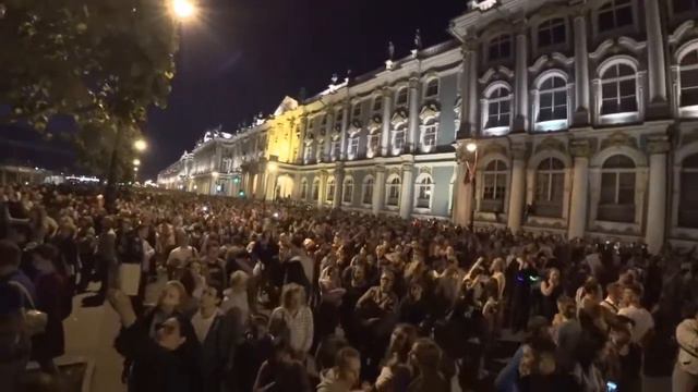 Толпы народа на праздновании Дня Рождения Петербурга 315 лет (27.05.18) у Невы,Дворцовая набережная смотреть онлайн