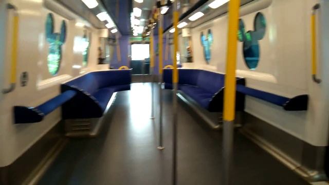 Поезд в Диснейленд / Гонконг смотреть онлайн