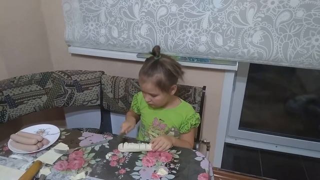 Варя помогает маме готовить сосиски в тесте. смотреть онлайн