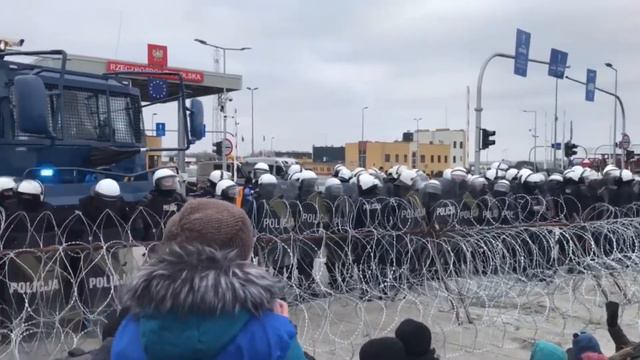 Мигранты на границе Польши и Беларуси Что происходит? смотреть онлайн