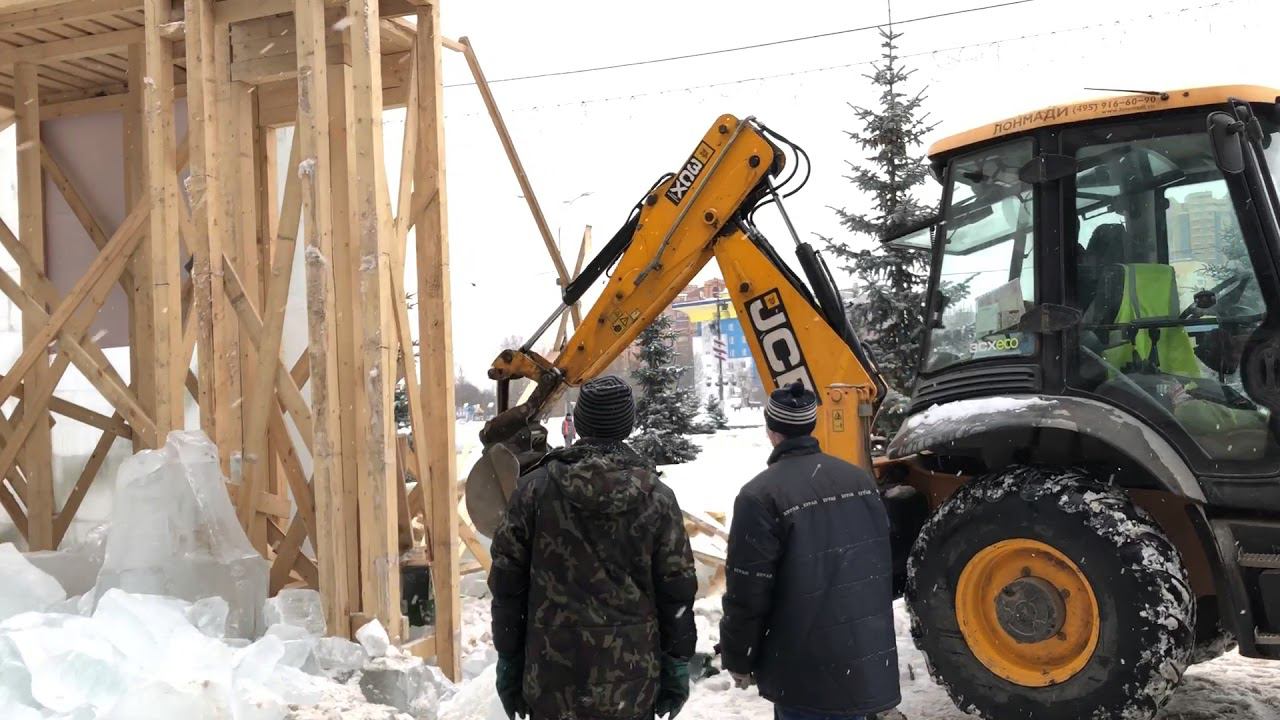 Прощай зима. В Одинцово разбирают ледяные горки смотреть онлайн