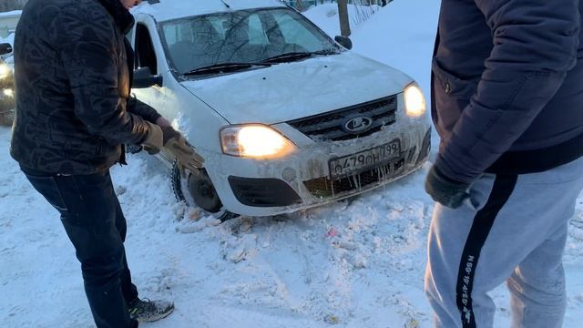 Снегопад в Москве 2021 года. Крузак застрял. Сильнейший в истории. Помогаем застрявшим в сугробах. смотреть онлайн