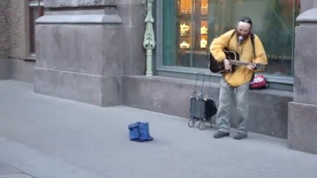 Уличный музыкант Виктор исполняет "Гуляли всю ночь" Виктора Цоя смотреть онлайн