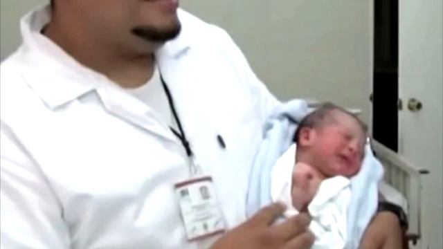 Мужчина находит грязный сверток в парке. Развернув его, он закричал от ужаса! смотреть онлайн