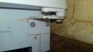 Снимаем дверь холодильной камеры  холодильника Indesit ST 167.028