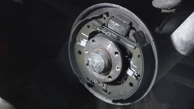 СВОИМИ РУКАМИ: ЗАМЕНА ТОРМОЗНЫХ КОЛОДОК НА FIAT DOBLO смотреть онлайн