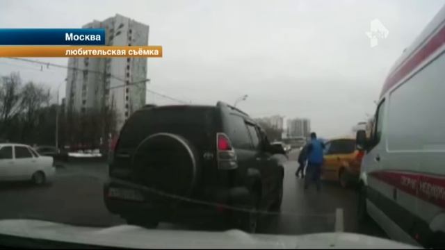 В Москве водители наказали очень наглого таксиста, который не пропустил карету скорой помощи смотреть онлайн
