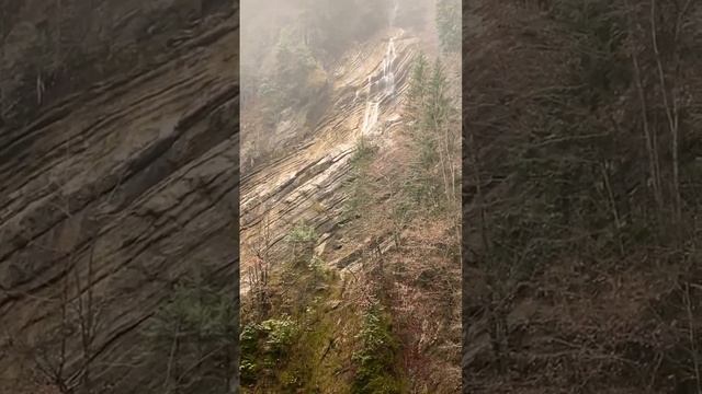 Водопад и горное озеро. В 15 км от дома. Лепота… смотреть онлайн