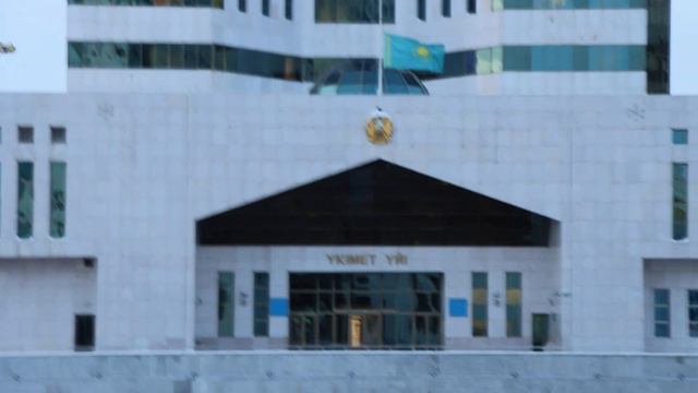 На Акорде и др. зданиях приспущены флаги случаю траура по погибшим при крушении самолета смотреть онлайн