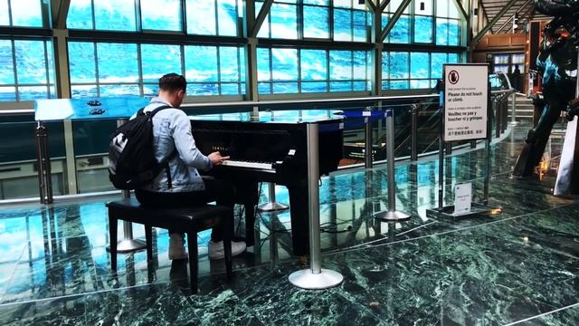 Passenger sits down and plays piano piece at the - YVR (Canadian) Public Airport смотреть онлайн