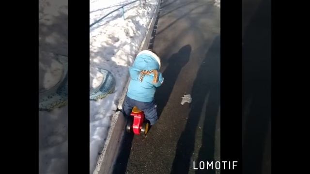 Малыш впервые учится ездить на беговеле! Красавчик! смотреть онлайн