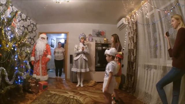 ПОЗДРАВЛЕНИЕ ДЕДА МОРОЗА И СНЕГУРОЧКИ (ПОДАРКИ).Моё видео. смотреть онлайн