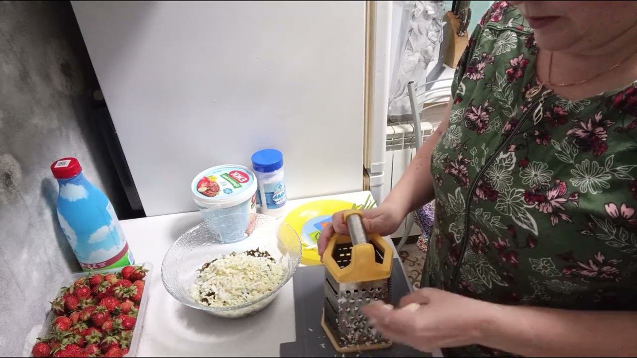 Салат с морской капустой..и молочный коктейль с клубникой смотреть онлайн