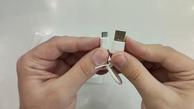 Распаковка USAMS US CD123 PB47 Mini Dual USB 2 1A Power Bank 5000mAh white от Avtogear.ru смотреть онлайн