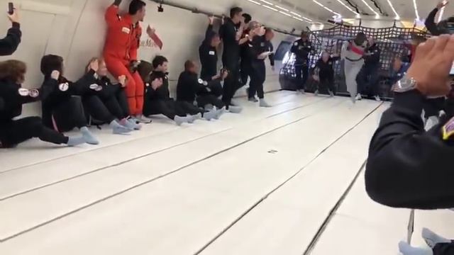 Усэйн Болт выиграл забег в условиях невесомости смотреть онлайн