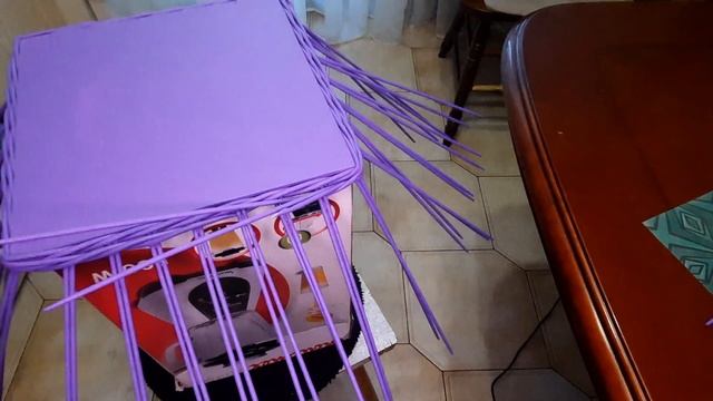 Шкатулка из бумажных трубочек. часть 2. Оплетаем фанерное донышко, плавное поднятие стоек. смотреть онлайн