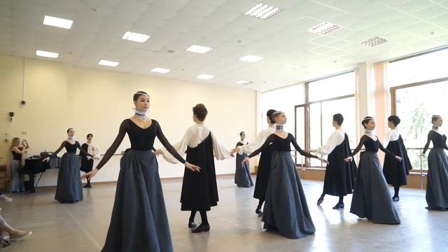 МГАХ. Медленный менуэт XVII века. (муз. Л.Бетховена, хор.Васильева-Рожд.) Историко-бытовой танец. смотреть онлайн