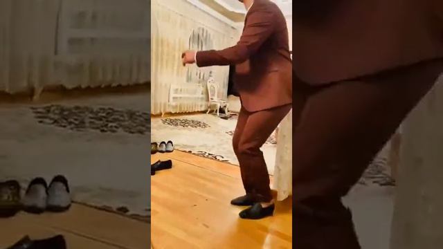 Я понял теперь, что делают мои соседи сверху😂 смотреть онлайн