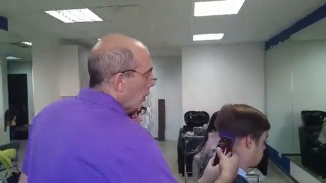 Вартан Болотов Узнайте как передать ученику руку при обучении мужских стрижек машинкой смотреть онлайн