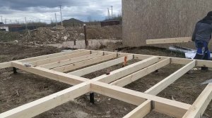 Дом из минибруса. Полный процесс сборки. Половые лаги и  нижний ряд стен. (часть 2)